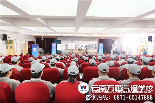 萬通學(xué)子正在聽老師上理論課