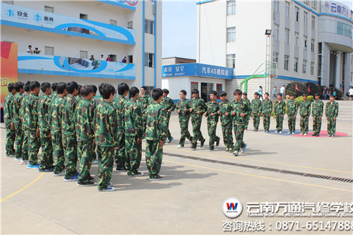 正在進行軍訓練習的萬通學子們