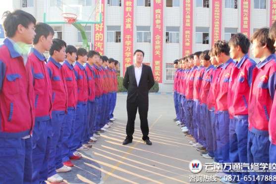 云南萬通晨訓(xùn)現(xiàn)場，準(zhǔn)備唱班歌呢