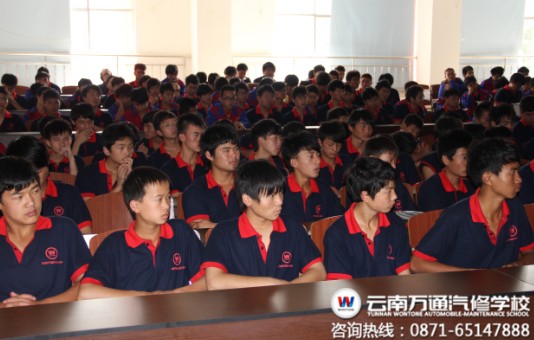 云南萬(wàn)通學(xué)子認(rèn)真聽法制法規(guī)講座