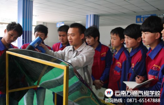 美容實訓大廳內正在實訓的萬通學子