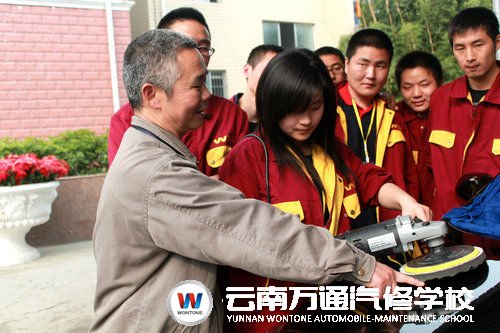 王麗萍認真學習汽修技術(shù)