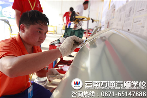 比賽時，天氣悶熱，臉上滿是汗水的呂榮斌仍專心工作