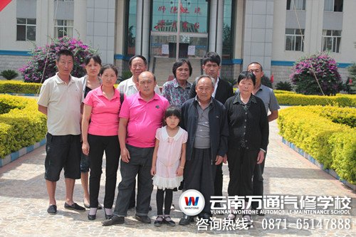 報名結束后，李宇航一家在萬通校園合影留念_副本