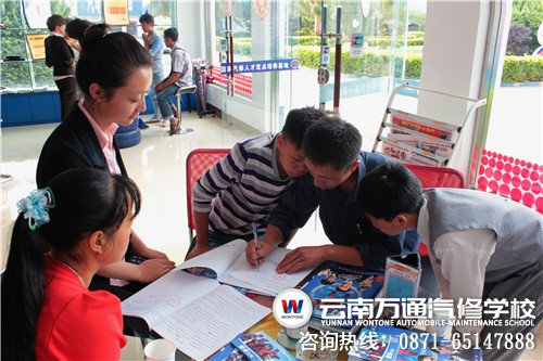 實地參觀后家長為學生簽字報名-云南萬通汽修學校