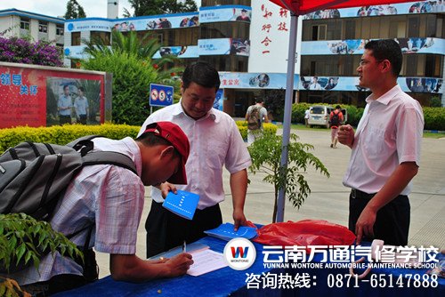 云南萬(wàn)通校領(lǐng)導(dǎo)親自給海外僑胞學(xué)子發(fā)放入學(xué)手冊(cè)等物品