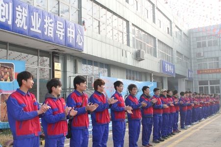朱軍教授受到萬通學(xué)子夾道歡迎