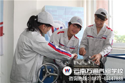 在實訓課上，萬通學子在分組學習交流.jpg