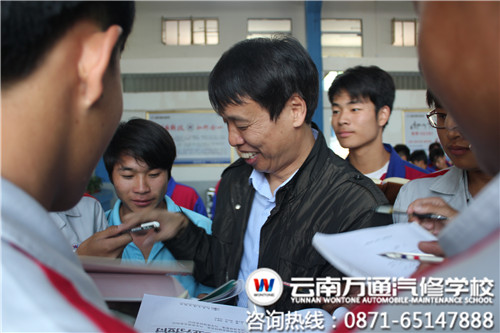 講座結(jié)束后，同學們紛紛向朱軍教授要親筆簽名