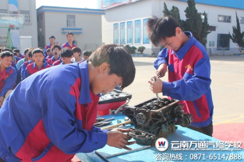 小心翼翼拆卸發(fā)動(dòng)機(jī)零部件的王正勇（前）.jpg