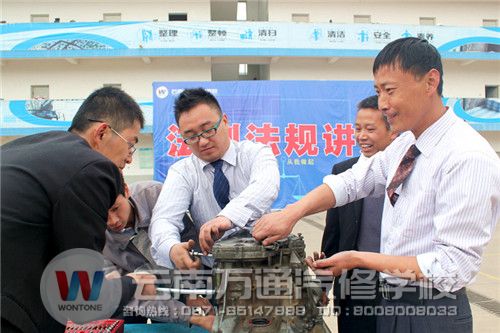 比賽現場，各位老師團結協作，相互交流.jpg