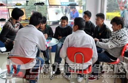 萬通老師找學生談話 大家真誠以待