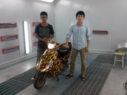 萬通學生黃文楊（右）與李宏偉的輛彩噴豹紋車