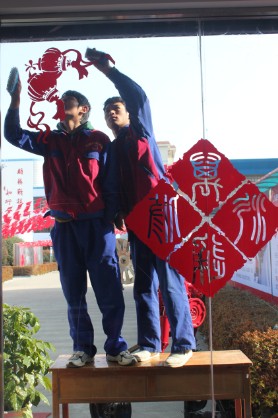 云南萬通學子貼窗花