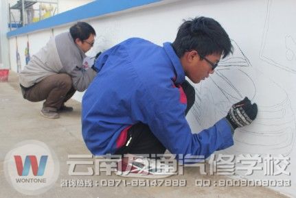 云南萬通師生齊心協力在做墻面裝飾