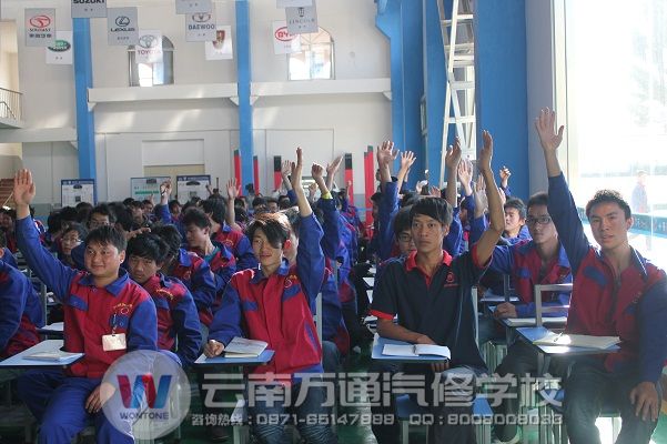 上課時云南萬通學子積極回答問題