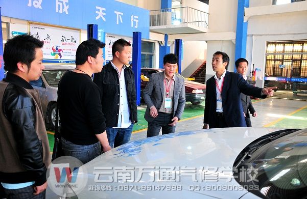 云南萬通創就業指導中心丁主管帶企業負責人參觀實訓大廳