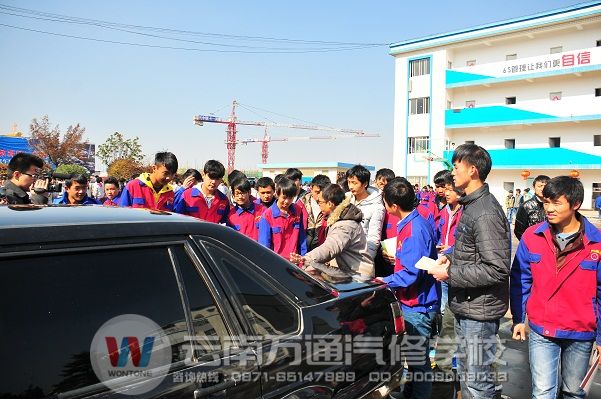 萬通學(xué)生觀看兩車相撞產(chǎn)生的刮痕