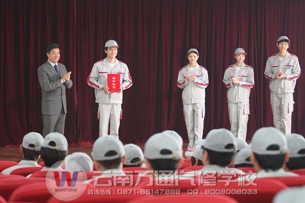 畢業典禮上，為萬通學子頒發榮譽證書