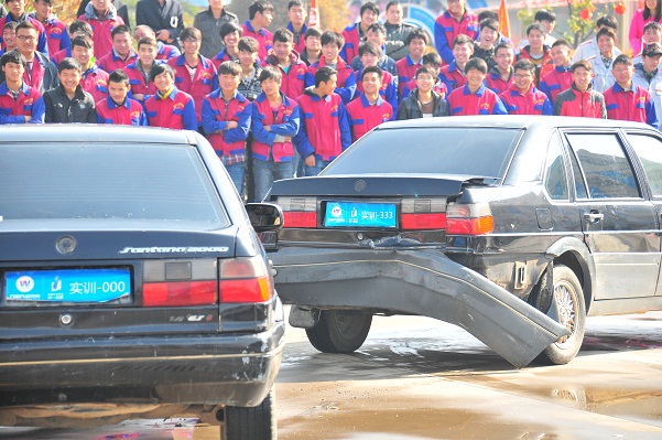 現場模擬汽車追尾現場