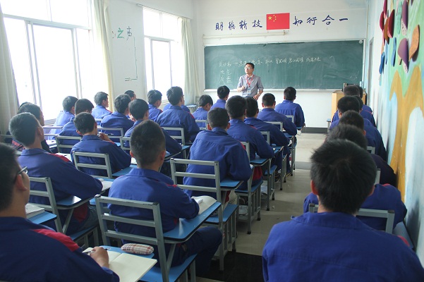 認真聽講的云南萬通學子們