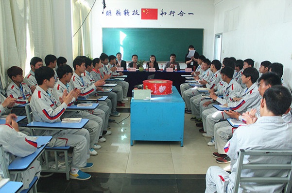 云南萬(wàn)通中專1401班新版開(kāi)班典禮現(xiàn)場(chǎng)