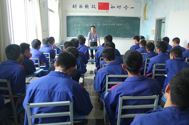 教學李主任給學生介紹委培班面試事宜