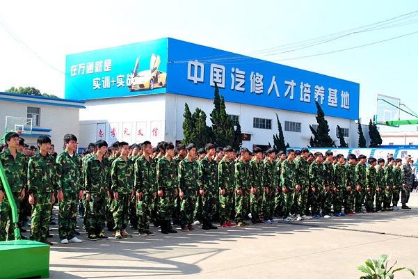 軍訓開始 云南萬通學子穿上軍裝 英姿颯爽