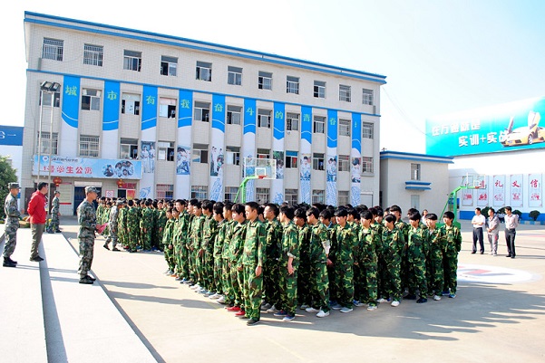 軍訓教官給萬通學子講軍訓要求