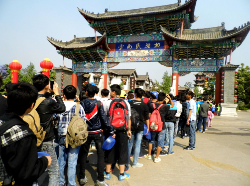 同學們排隊進入云南民族村 非常耐心