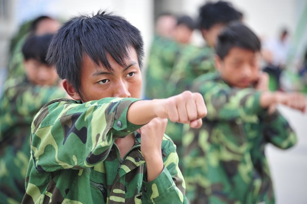 軍訓中 學生堅毅的眼神讓人看不到入校時稚嫩的影子