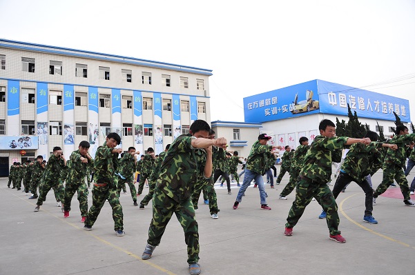 云南萬通學子認真練習打軍體拳