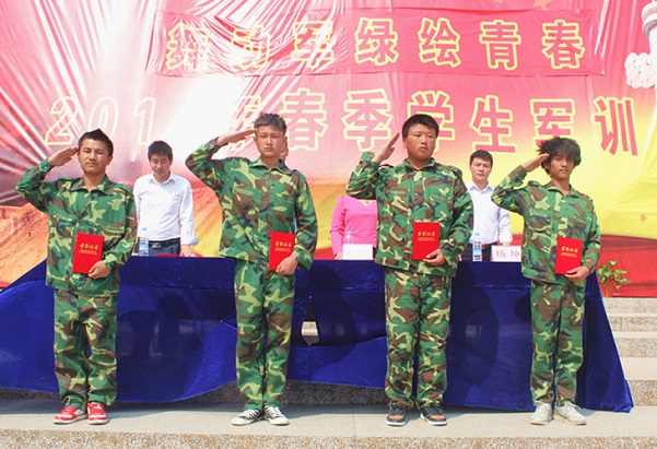 在軍訓期間獲得標兵稱號的萬通新生上臺領獎