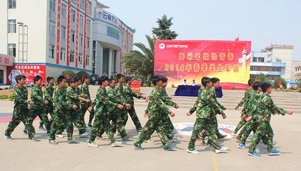 云南萬通春季新生軍訓匯演現場