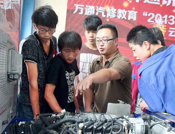 細心講解實訓操作步驟的郭魯老師