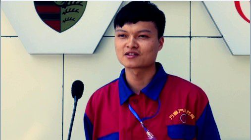 云南萬通12級大專班學生李龍接受記者的采訪