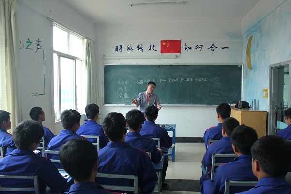 云南萬通學子正在上考證前輔導課