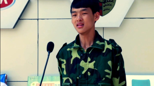 參加新生軍訓(xùn)的肖松同學(xué)接受記者采訪