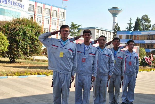來到萬通后金柏宇（前一）仍然保持著軍人的良好作風