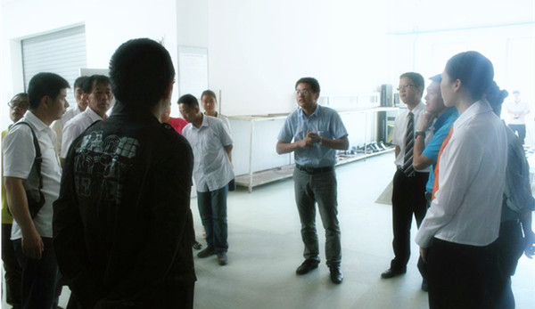 參觀企業過程中 學校老師與企業進行人才培養、學生創就業問題的交流
