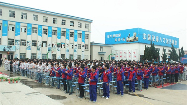 云南萬(wàn)通全校師生表演《感恩的心》