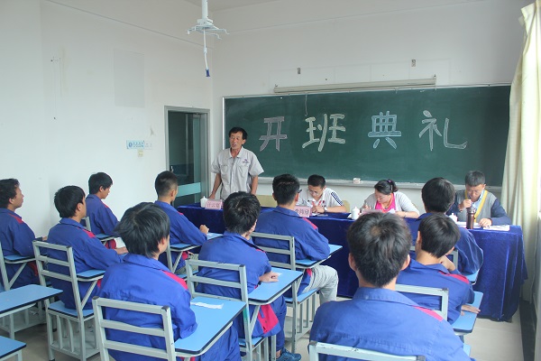 云南萬(wàn)通中專(zhuān)轉(zhuǎn)大專(zhuān)開(kāi)班儀式
