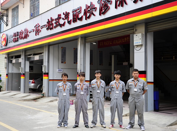 回訪就職于歐脈一戰一體式服務中心的萬通畢業學子