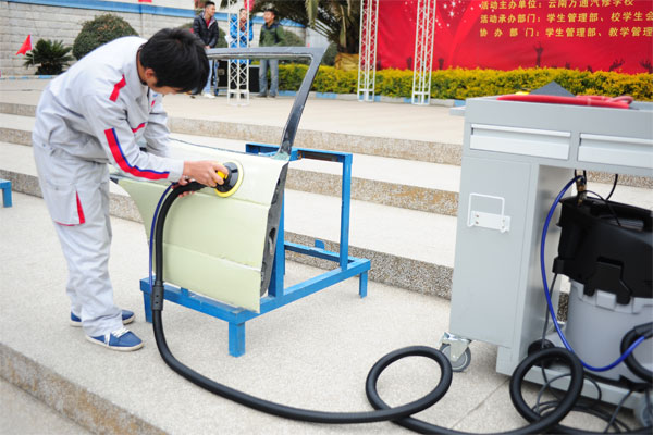 云南萬通學子現場體驗無塵干磨技術