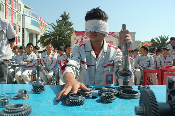 云南萬通學(xué)生蒙眼組裝變速器齒輪.jpg
