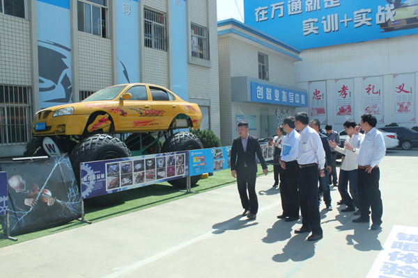 賴永東對學(xué)生動手改裝的大腳車給予高度評價.jpg