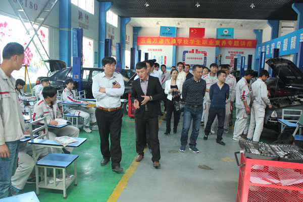 參觀云南萬通實訓(xùn)大廳.jpg