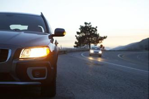 車輛行駛途中學會使用汽車燈語_副本.jpg