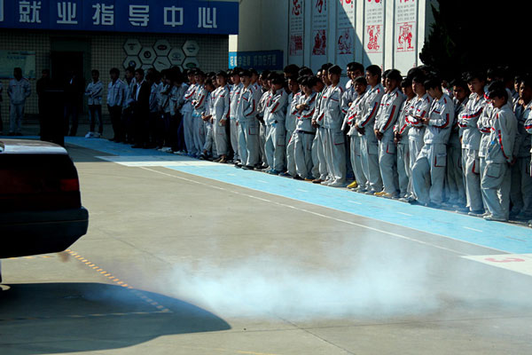 汽車燒機油，尾氣冒“藍煙”.jpg
