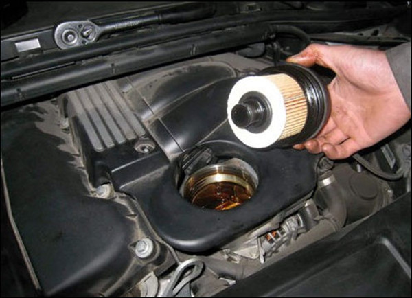 汽車為什么會出現燒機油的現象？_副本.jpg